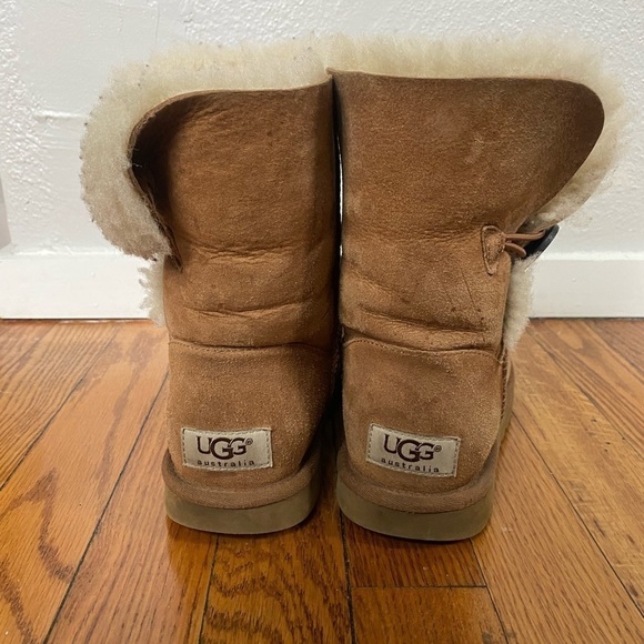 UGG Bailey Button Short Camel Boots Size 5 - Picture 5 of 8